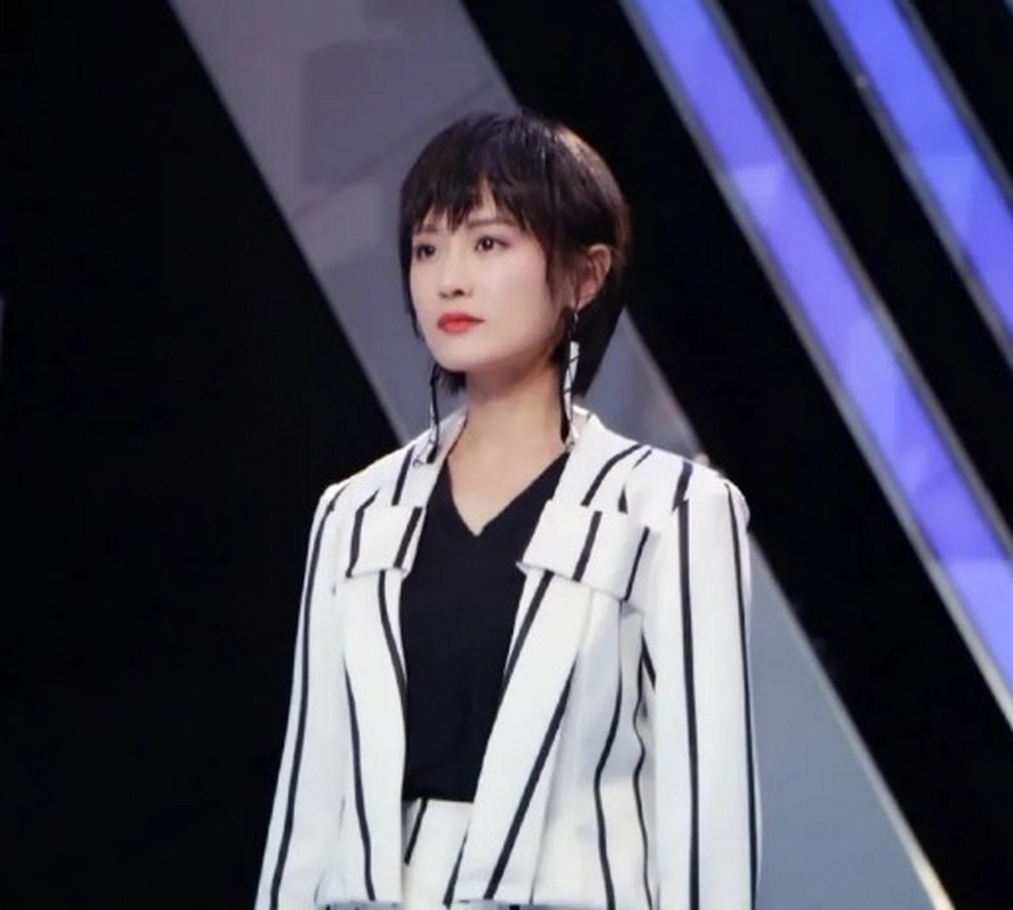 近日,49岁的资深演员潘粤明因与绯闻女友尹姝贻一同现身机场而成为