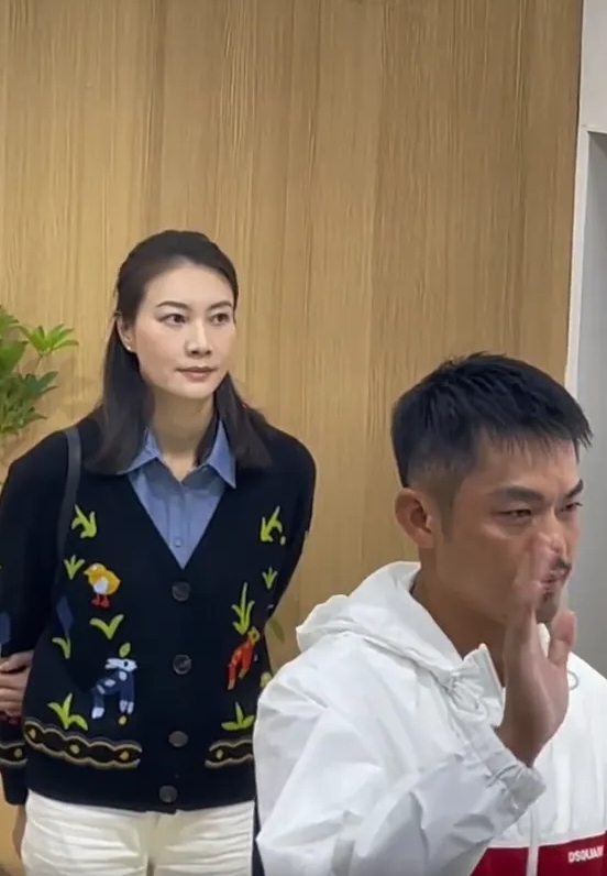 画面中,谢杏芳一身提花毛织开衫内搭牛仔色衬衫