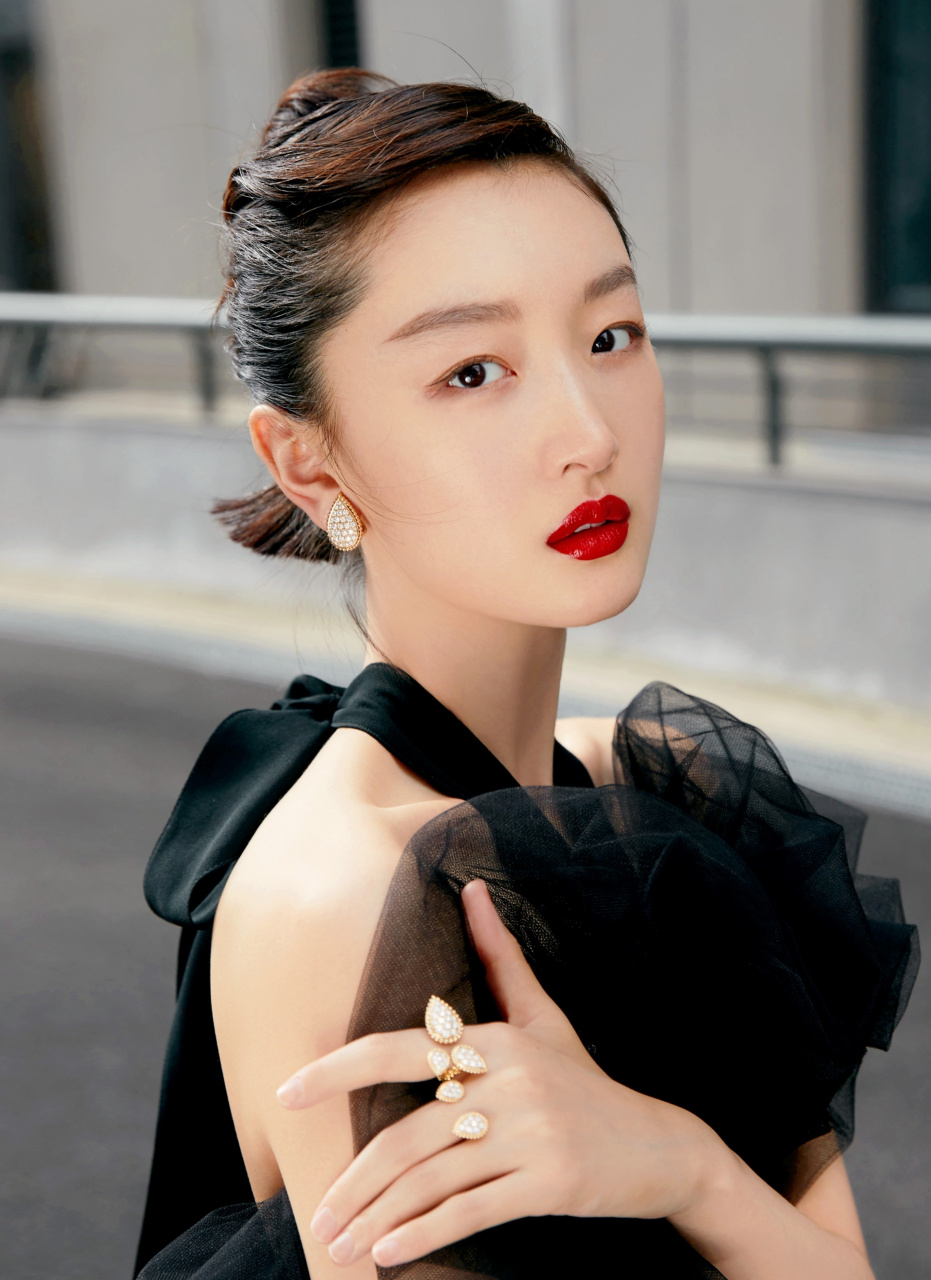 周冬雨气质独特迷人,清新脱俗,外表纯真自然,给人舒适亲切之感,灵动