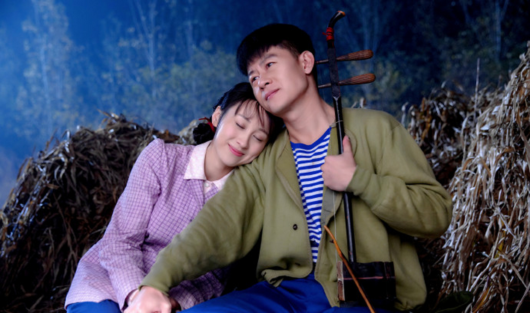 央视八套热播电视剧《一路向前》,由李健,练束梅主演,讲述筑路民工的