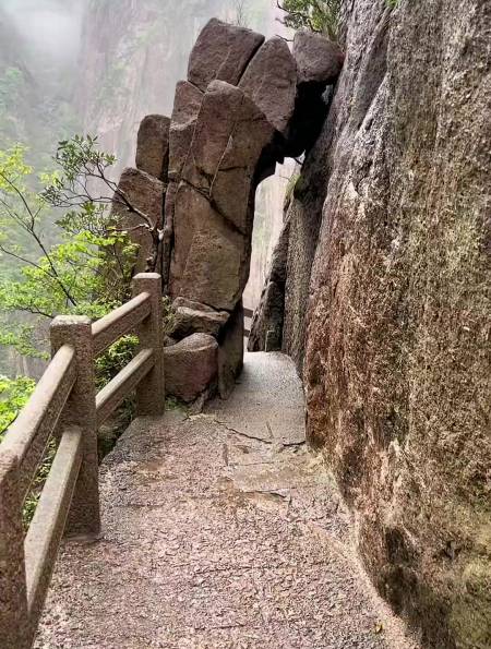 西海大峡谷最险处通天塔,身处悬空栈道,下临绝壁深渊-度小视