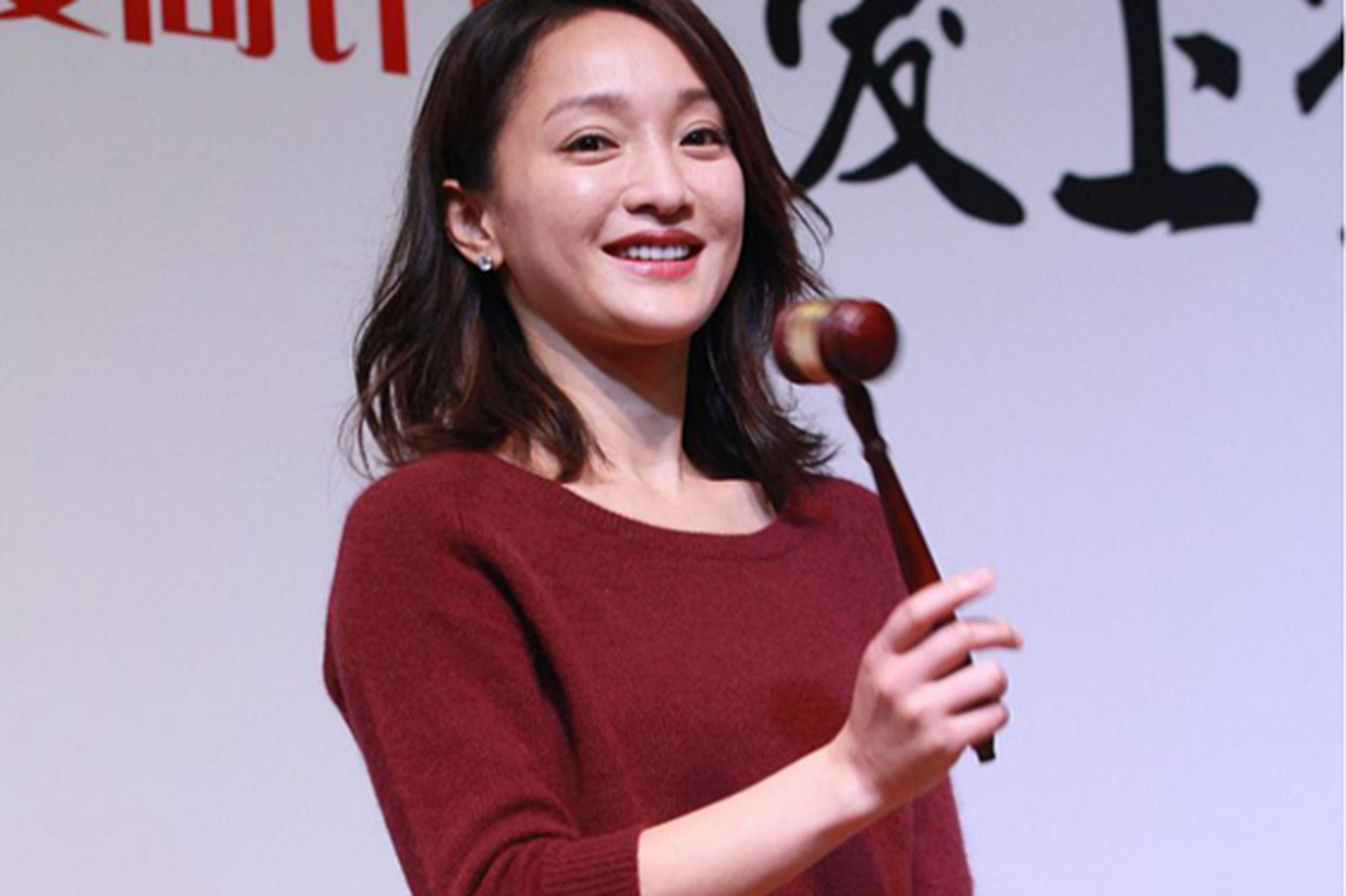 49岁的周迅贵气依旧!酒红毛衣配浅棕九分裤,齐肩短发三七开.