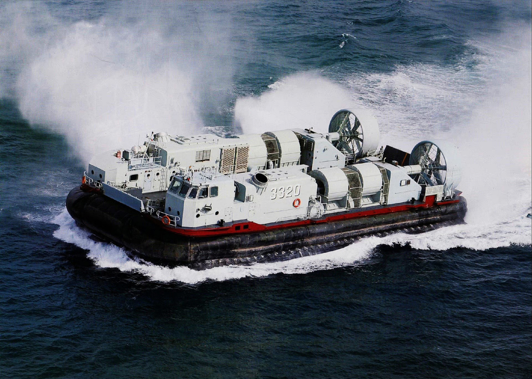 "野马"气垫登陆艇正进行抢滩演练!