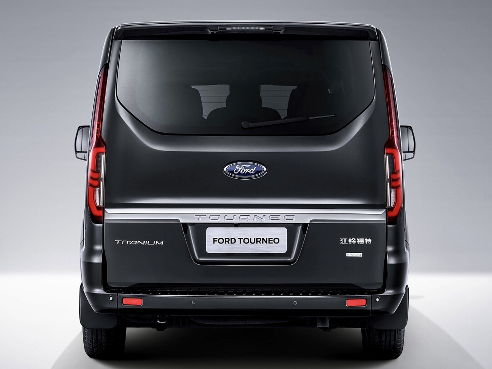 福特途睿欧,2.0t自动至尊版,和奔驰的v级外观挺像的