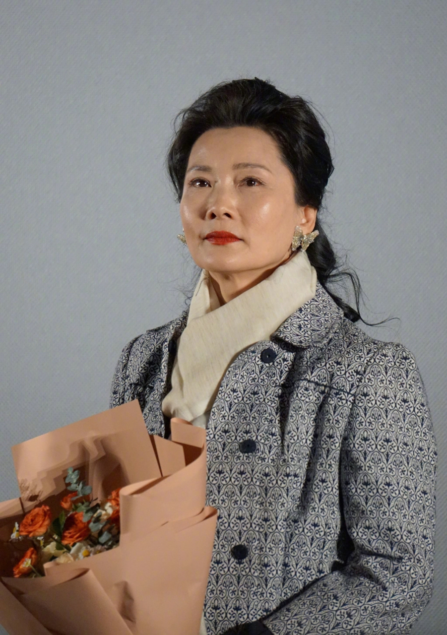 电影《追月》首映礼,主演何赛飞和袁文康站台宣传.