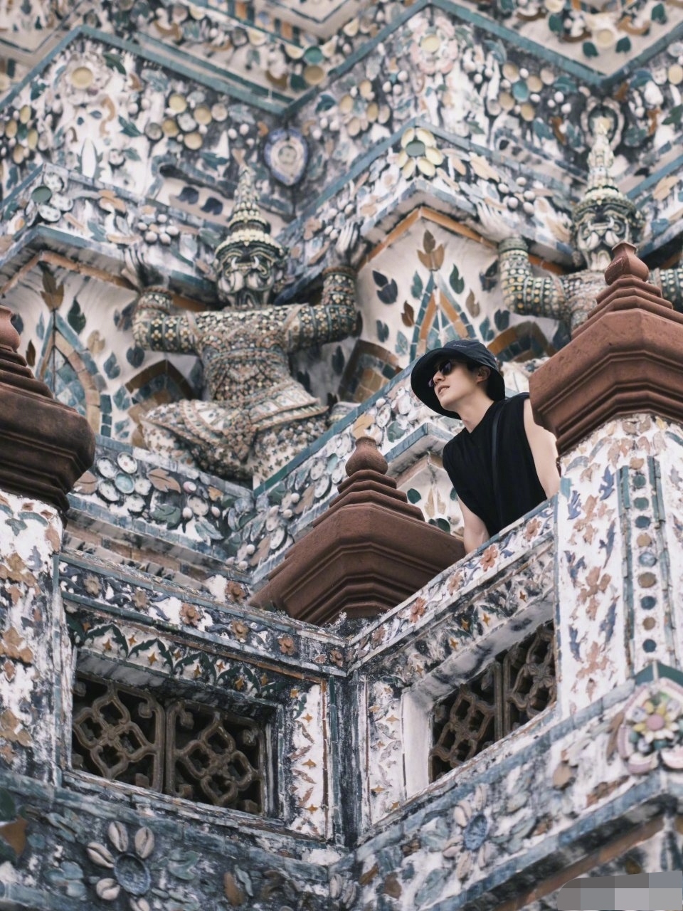 刘昊然泰国游玩照, 这溢出屏幕的男大味[比心]