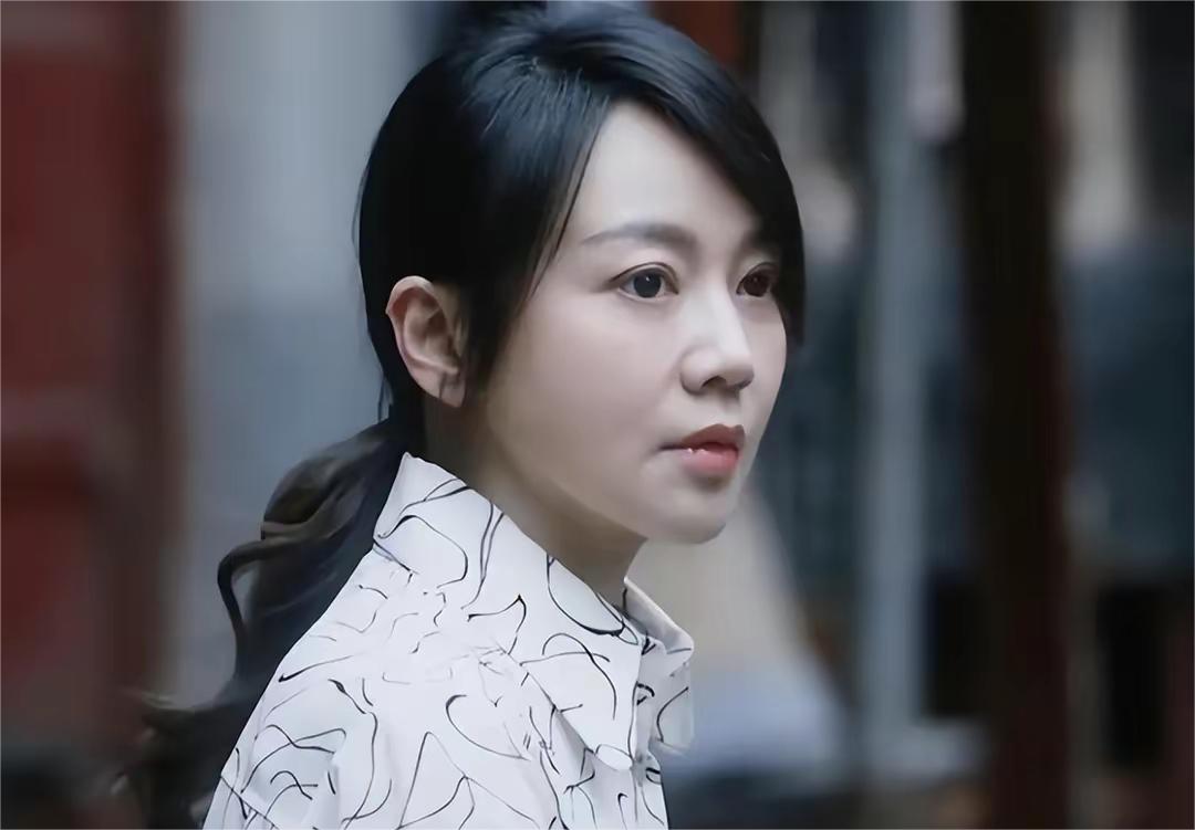 7404.后来一部喜剧的出现彻底改变了闫妮的现状,甚至让她大红大紫.