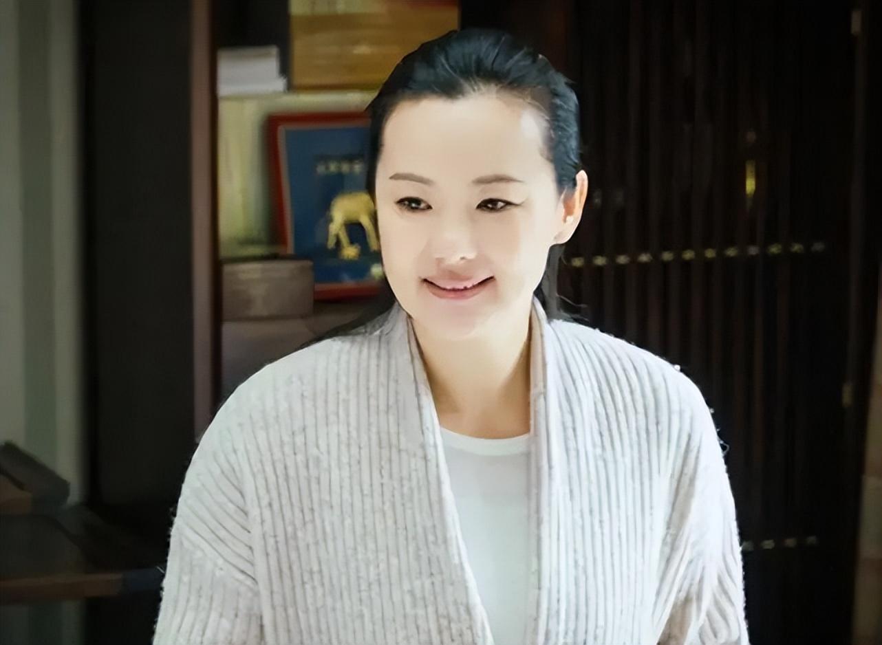 回顾演员咏梅我这辈子正确的决定就是在36岁高龄嫁给歌手栾树