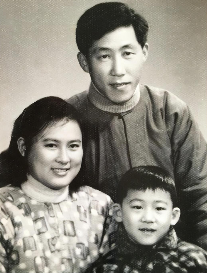 回顾演员向梅和丈夫牵手64年71岁患脑梗如今85岁怎样了