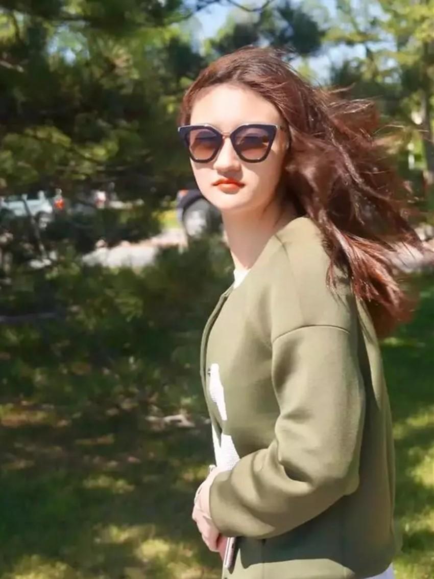 回顾她6岁被成龙抱着上春晚却因长相被骂退圈出国如今她怎样了