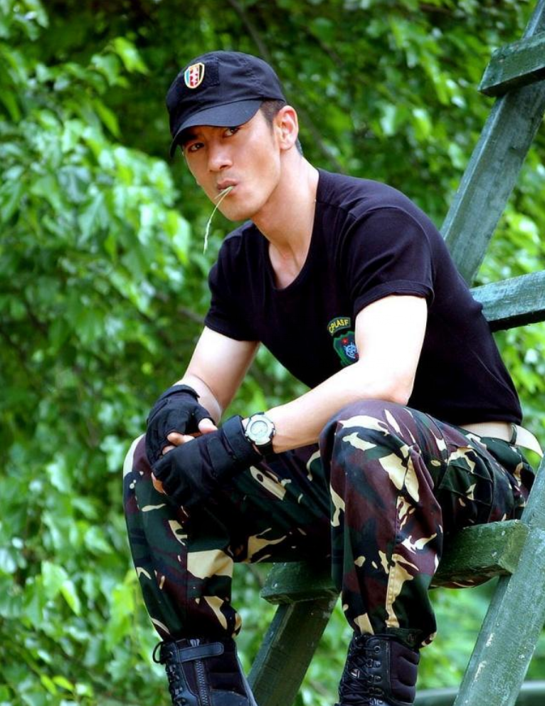 相比我们在荧屏上看到的硬汉形象来说,其实现实生活中的任天野,并没有