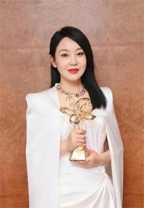回顾闫妮这辈子悲哀的事情就是成名之后却失去了和我分享的人