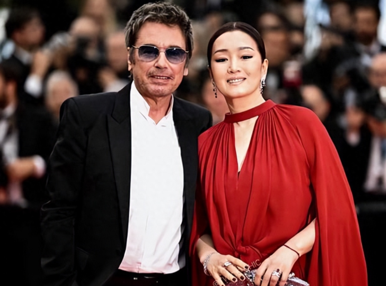 回顾名导张艺谋原本打算与巩俐结婚后来却被一个男人搅散了