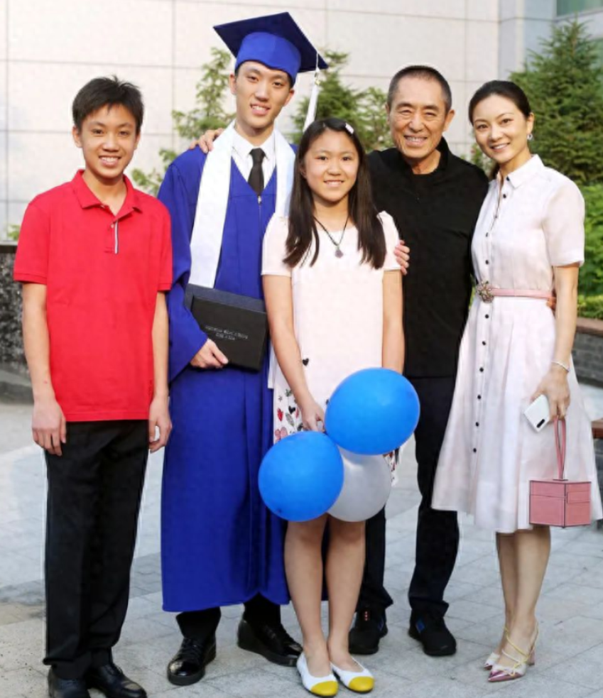 回顾名导张艺谋原本打算与巩俐结婚后来却被一个男人搅散了