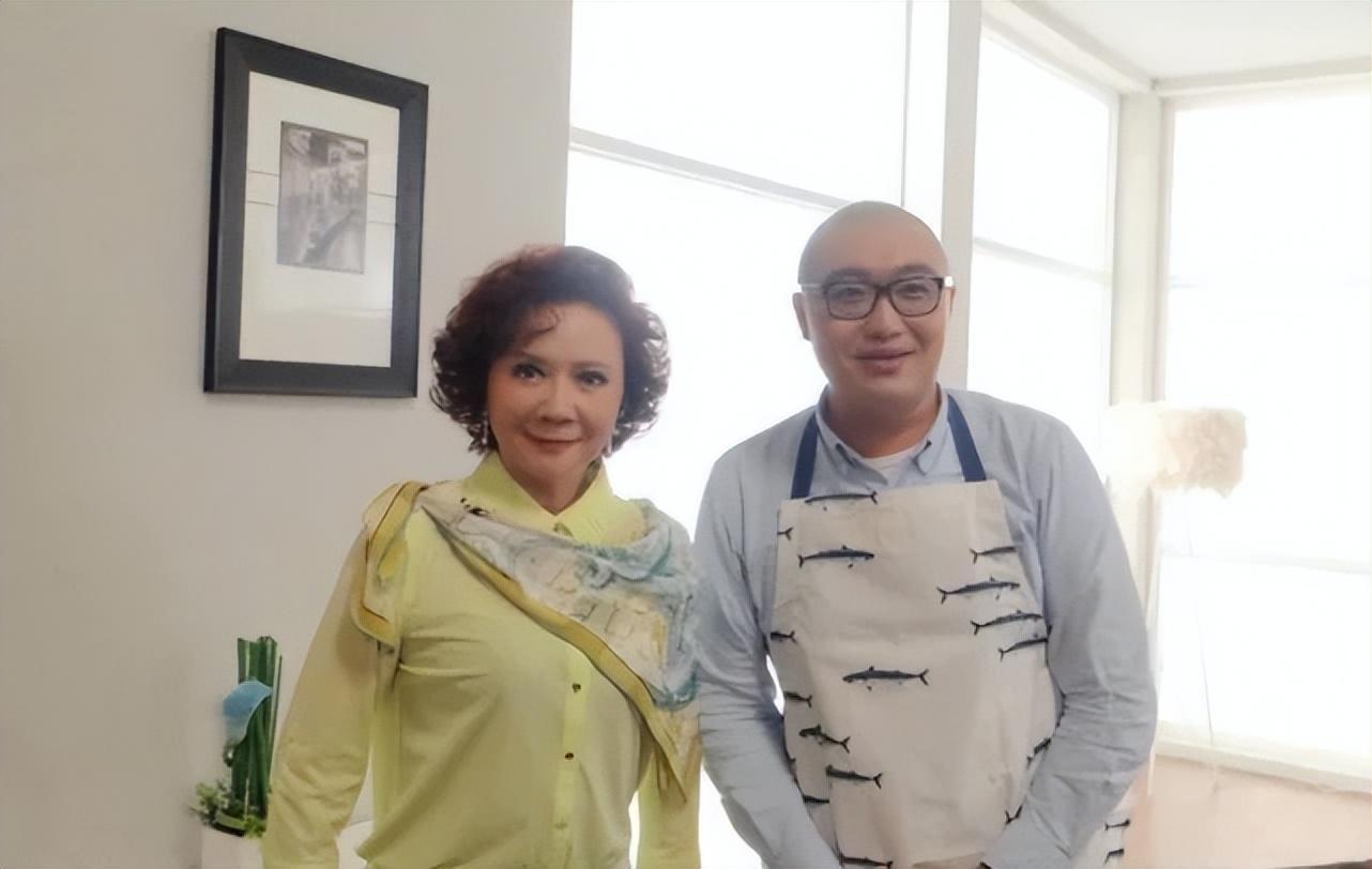 他就是蔡明的儿子事实证明蔡明确实是个贤妻良母