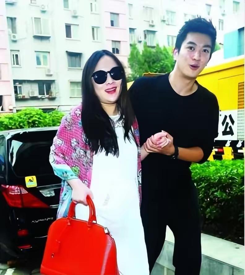 因为,彼时的杨溢还是著名女演员黄奕的男朋友.