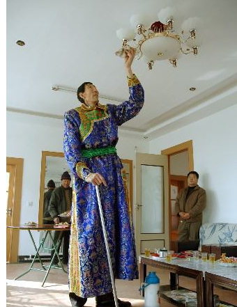 回顾2.36米"巨人"鲍喜顺,不顾医生劝阻,执意生子,现在怎么样了
