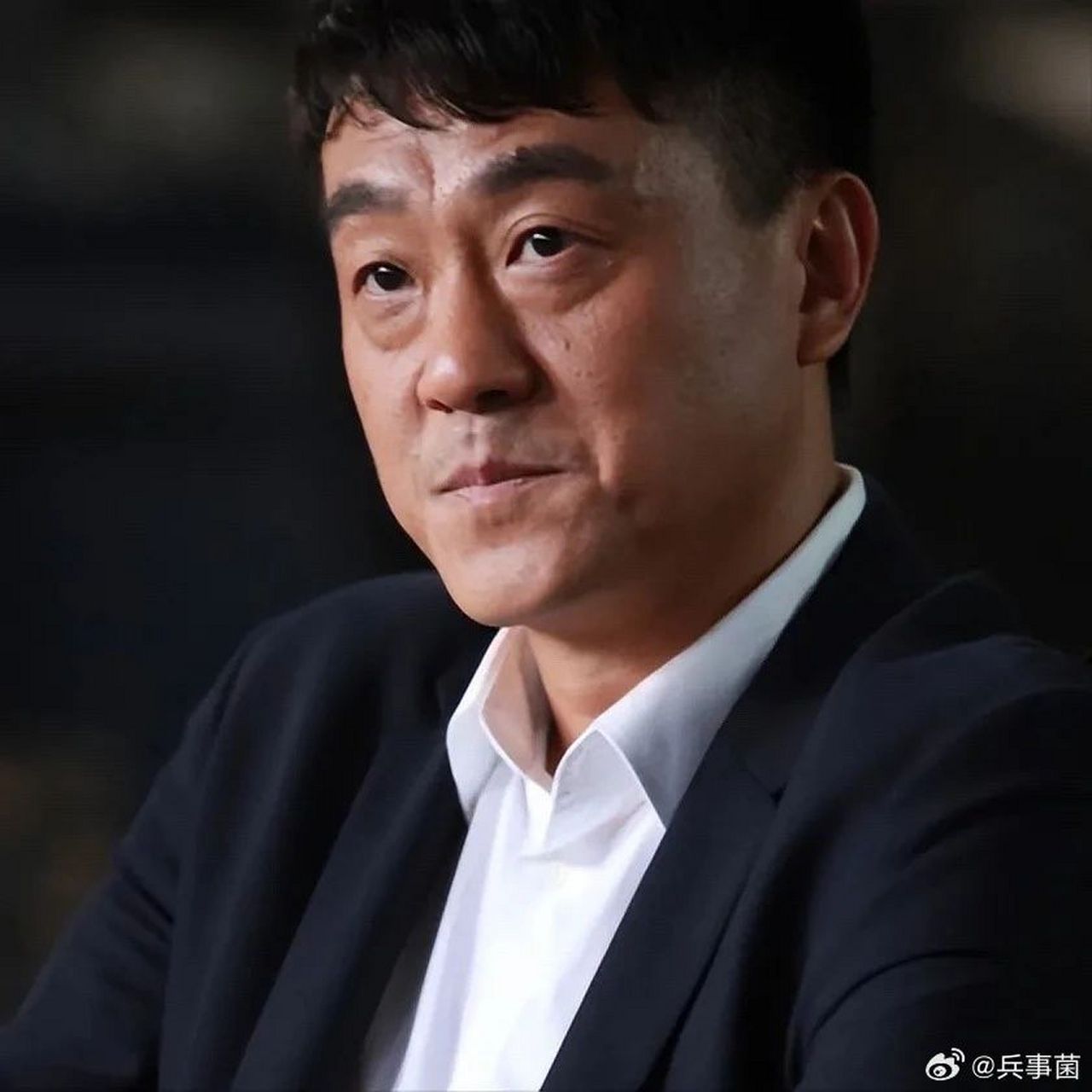 演员何冰与妻子李海洋是初中同学,多年后重逢并结婚.