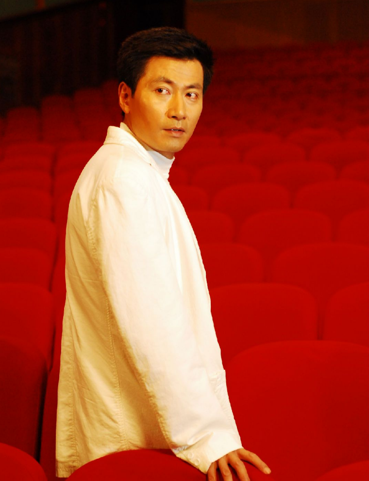 回顾演员陆剑民娶歌唱家胡月为妻用孝心撮合离异的父母复婚