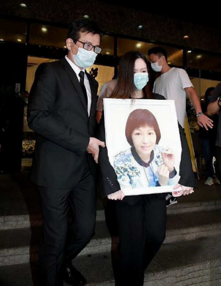 回顾梁洁华患癌去世后丈夫黄日华宣布终身不娶他做到了吗