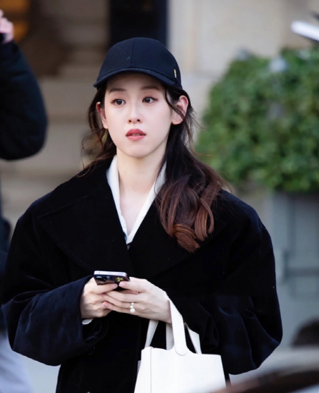 章泽天巴黎时装周亮相,面部变化引热议,但简约大气的穿搭依旧魅力四溢