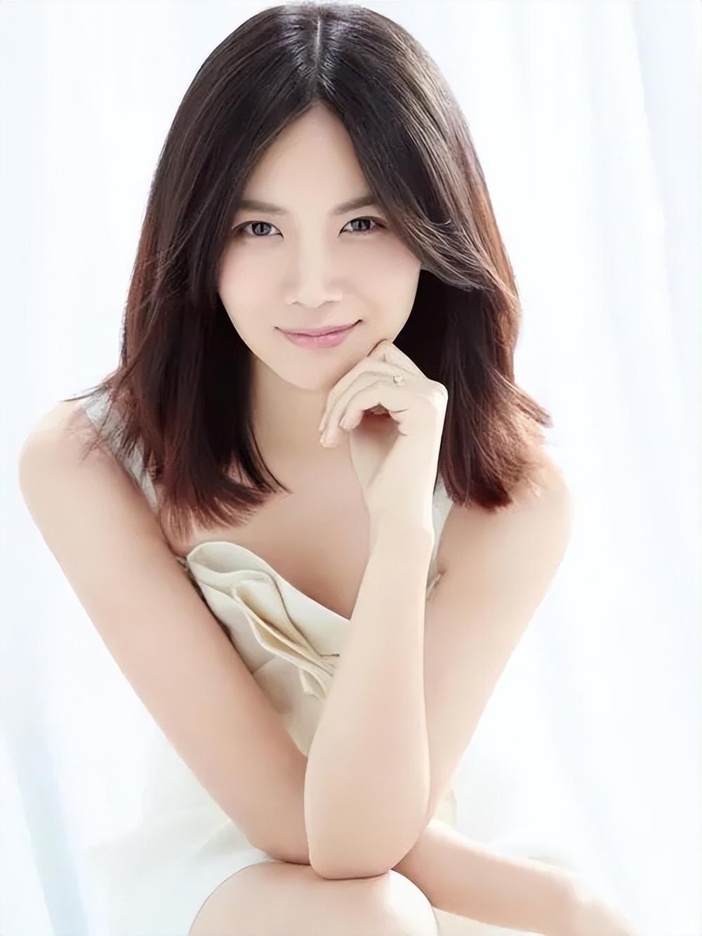 回顾曹曦文离婚后独自带女儿为孩子牺牲事业不后悔