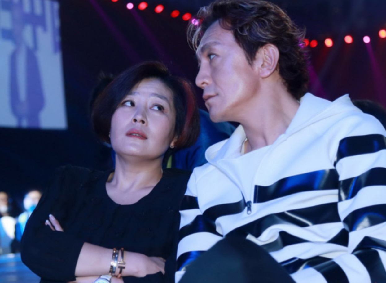 回顾李咏的妻子哈文丈夫病逝后坚持不改嫁还定期给公婆生活费