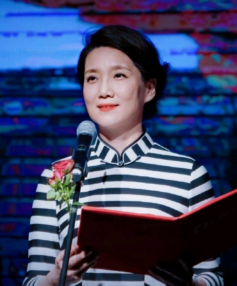 回顾主持人李修平2段婚姻二婚大10岁丈夫59岁没孩子也幸福