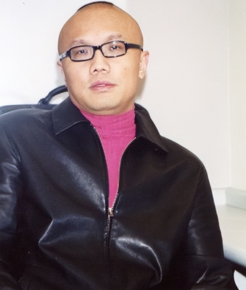 回顾孙国庆哥哥是歌唱家父母都已离世他娶平凡妻子如今怎样了