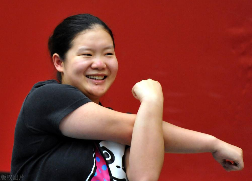 回顾体操女皇程菲退役后成副教授体重发胖180斤35岁还单身