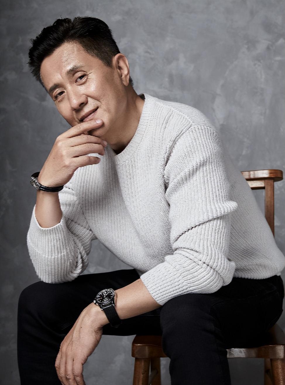 回顾老戏骨张志坚从业38年61岁才爆红30多年妻子对他不离不弃