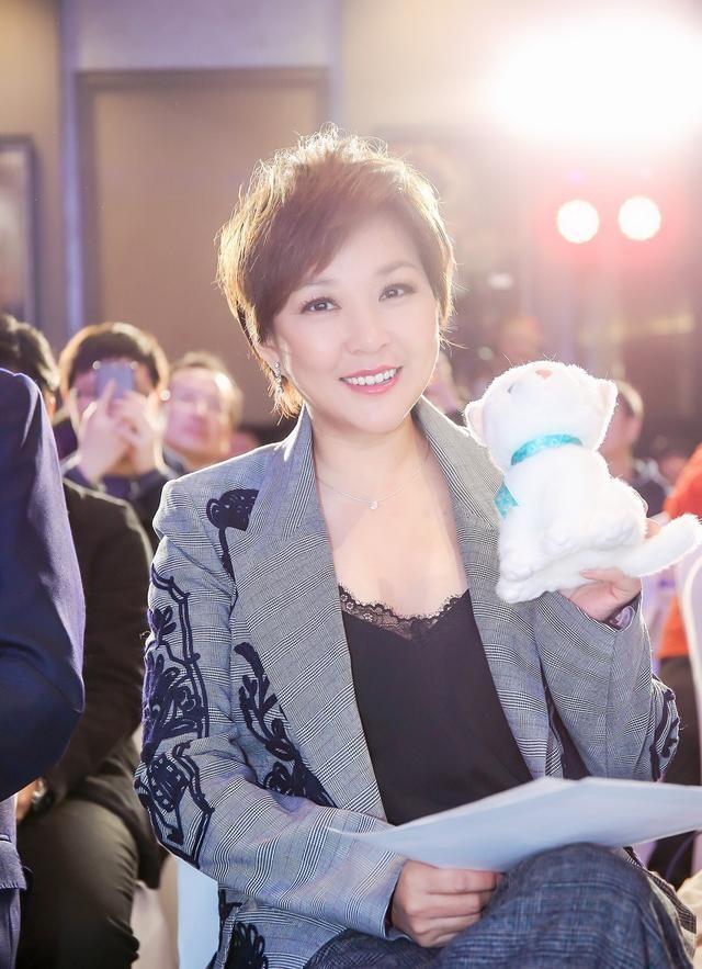 回顾主持人李静从知名主持人到被观众抛弃她终将为自傲付出代价