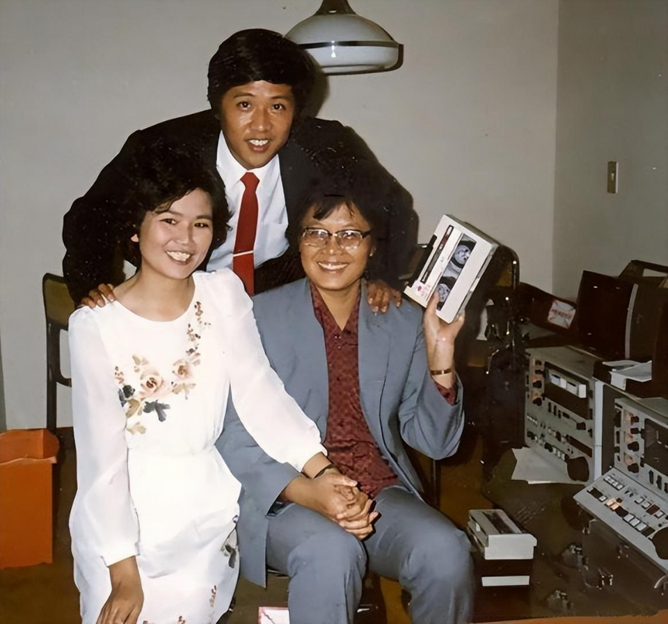 回顾央视主持人邢质斌和初恋丈夫相守至今如今她过得怎样