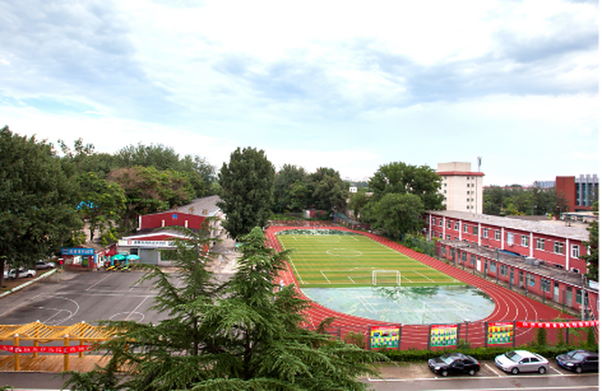 北京演艺专修学院,2006年北京市教委批准成立的民办艺术高校,由精英