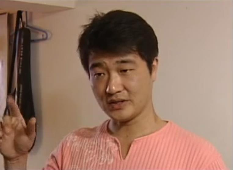 侯耀华首先发现了,这个酷爱音乐的女孩,并没有对音乐那么上心,在一起