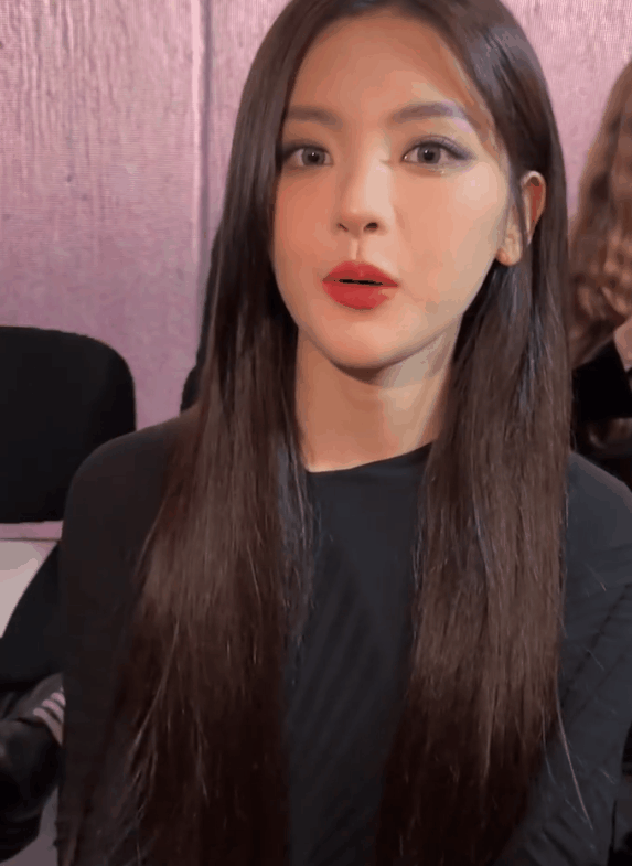 巴黎生图蔡依林漫画腿惊艳钟楚曦葫芦身材抢镜沈梦辰咋了