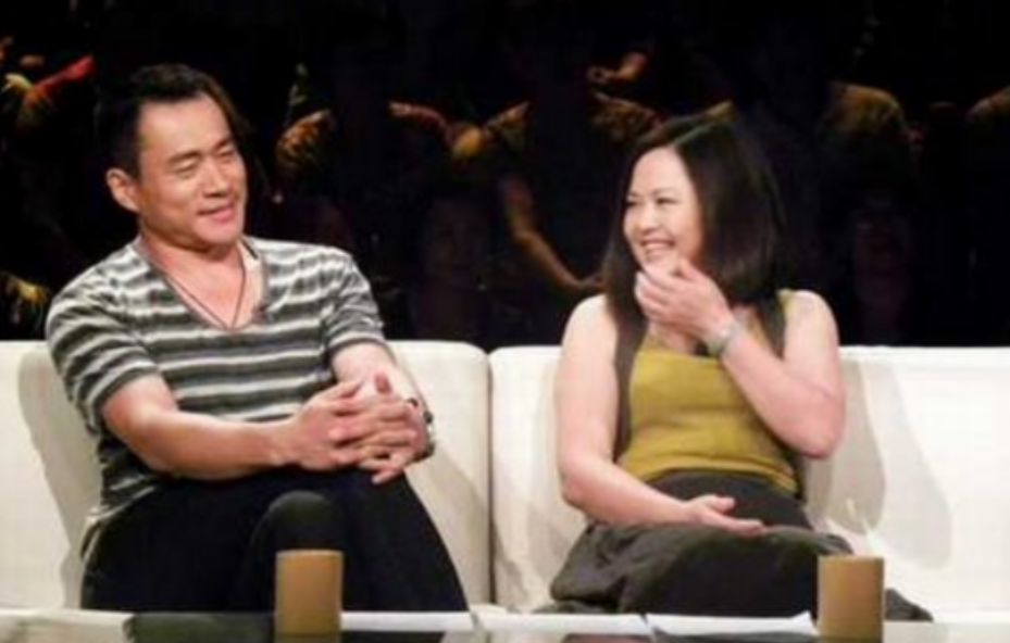 回顾著名演员丁海峰和初恋妻子相爱30年陪她抗癌把她当成宝