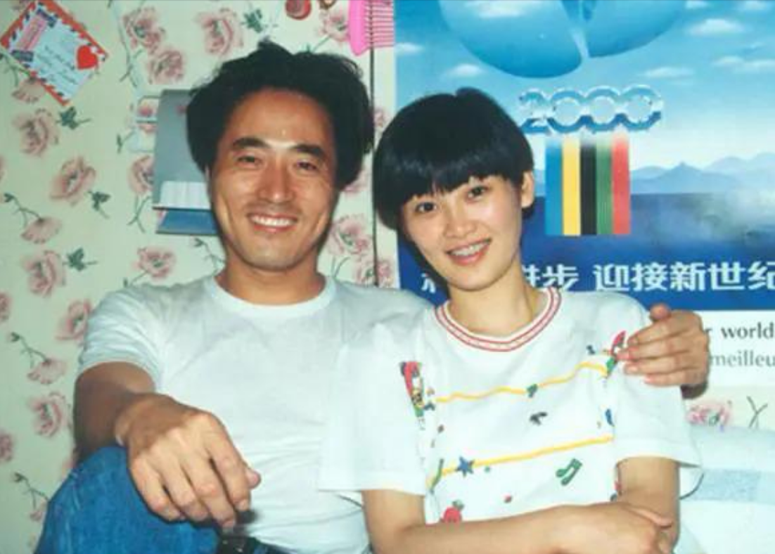 回顾杨立新27岁娶平凡妻子相爱多年儿子杨玏成了夫妻的骄傲