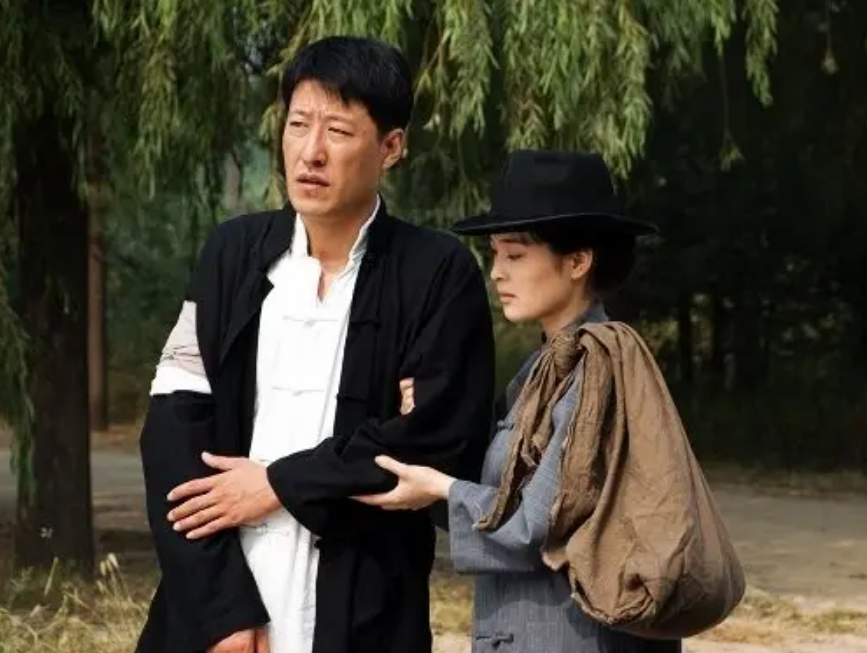 回顾于震二婚娶小13岁娇妻婚后连生三胎今一家五口其乐融融