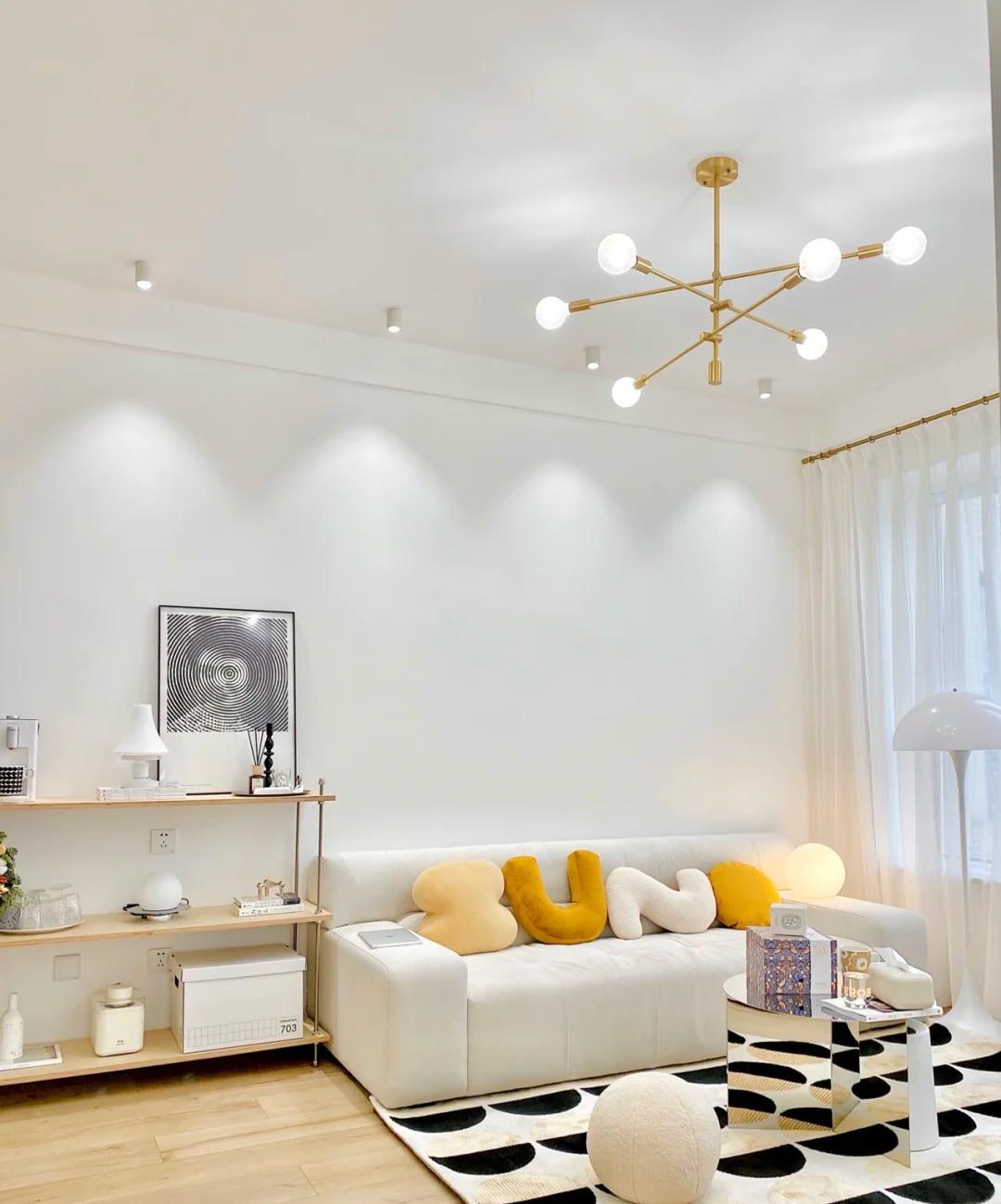 投下斑斓的光影,勾勒出石膏板上的纹理和造型,使整个房间显得更加绚丽