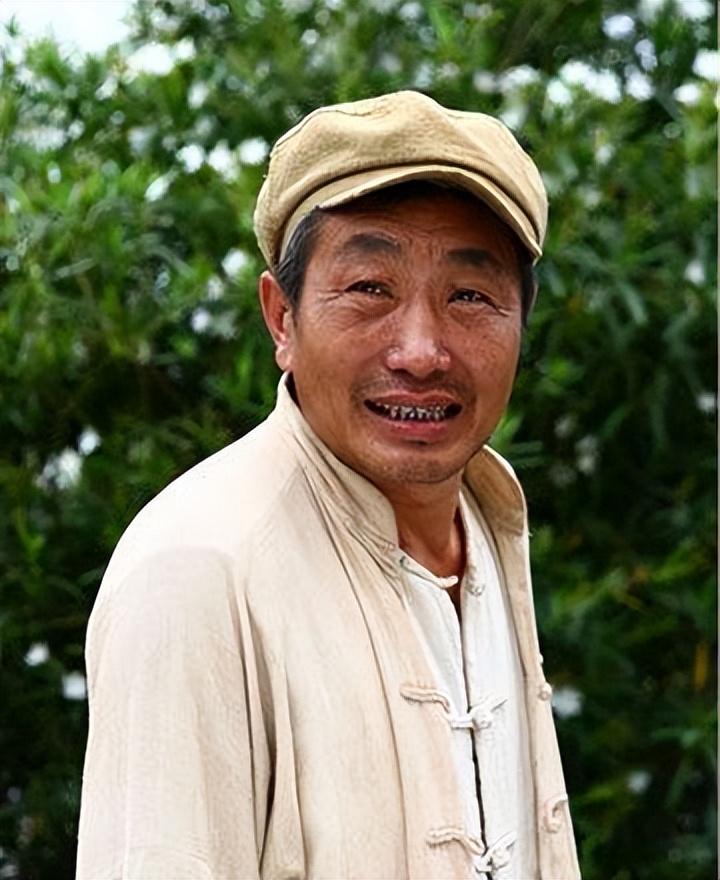 回顾演员杜源4岁认识爱妻结婚几十年没绯闻女儿成他的骄傲