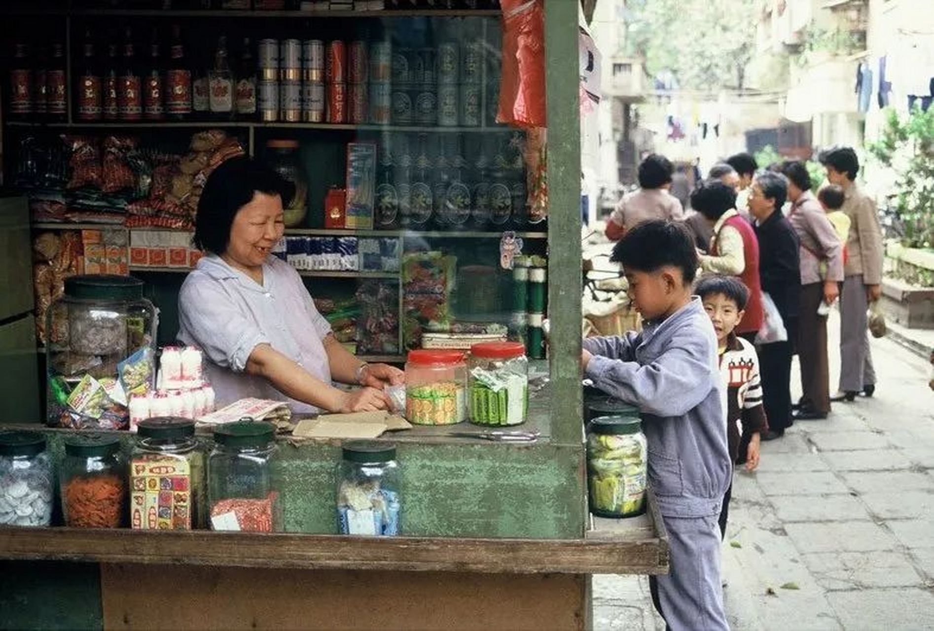 80年代中国街头,中山装,解放装是潮流,菜篮子成购物必备,无轨电车,大