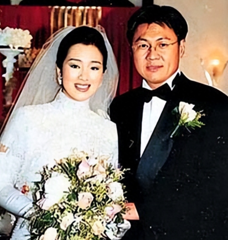 回顾名导张艺谋原本打算与巩俐结婚后来却被一个男人搅散了