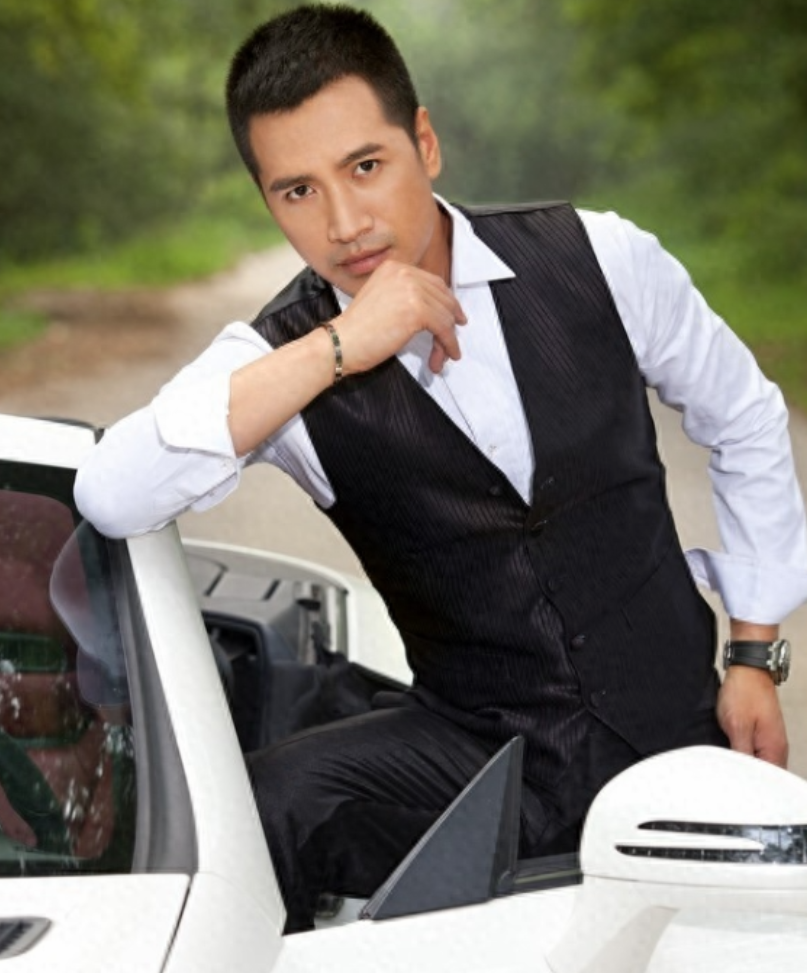 珠帘》中的出色表现,获得了第9届中国电视金鹰奖观众最喜爱的男演员奖