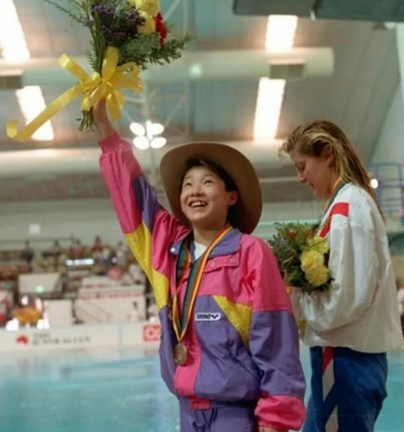 回顾伏明霞嫁大26岁富商婚后连生三胎如今她45岁丈夫71岁