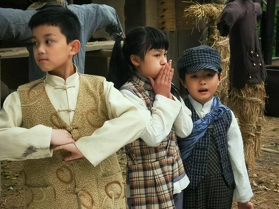 回顾她6岁被成龙抱着上春晚却因长相被骂退圈出国如今她怎样了