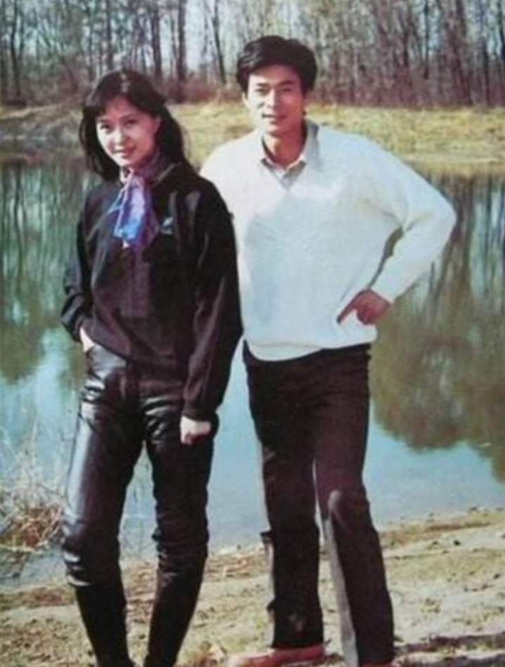 比那些同学幸运,因为他通过他的努力和个人魅力成功俘获了方舒的芳心