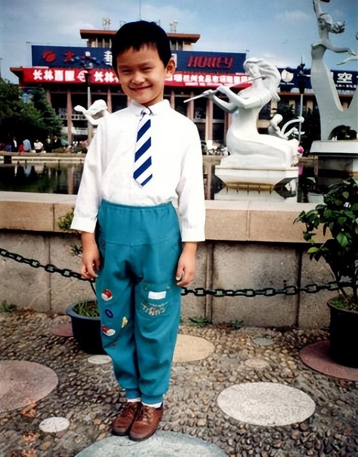 事实证明教练眼光毒辣,成年后的孙杨身高1.98米,臂长2.