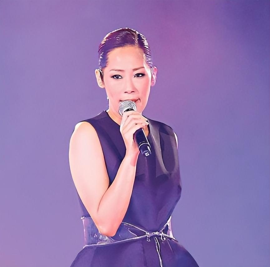 她独自带着儿子生活,曾被拍到她和儿子一起逛商场,儿子身高已经高过