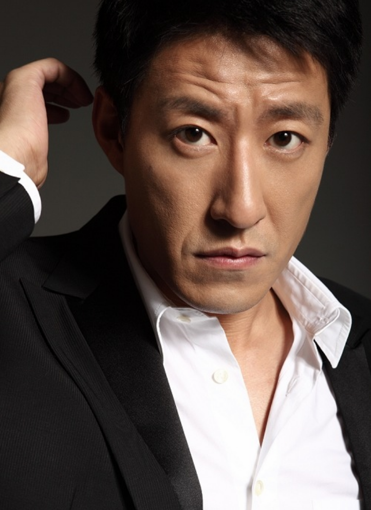 回顾于震二婚娶小13岁娇妻婚后连生三胎今一家五口其乐融融